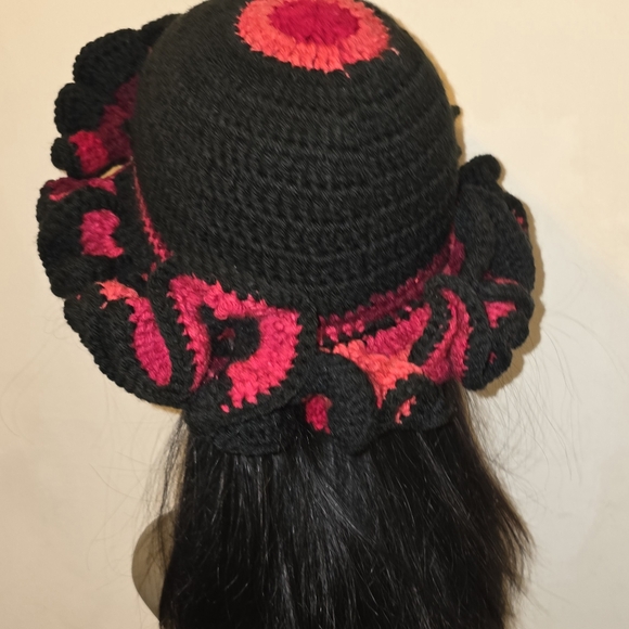 Crochet ruffle hat - Picture 4 of 6